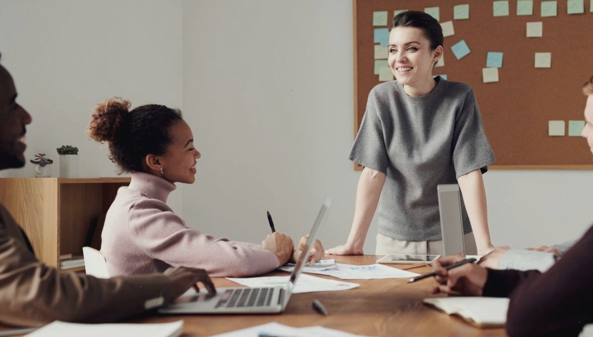 易歪歪_易歪歪_智能推荐助手 | 无限话术专业版：易歪歪单机版怎么处理重复客户问题？从高频咨询到快捷回复的实战方法（封面配图）